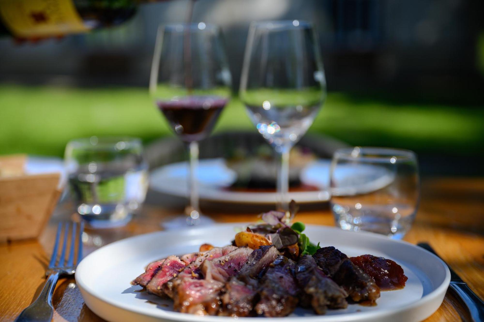 Pey La Tour - Logis Hotels & Restaurant Salleboeuf Exterior photo